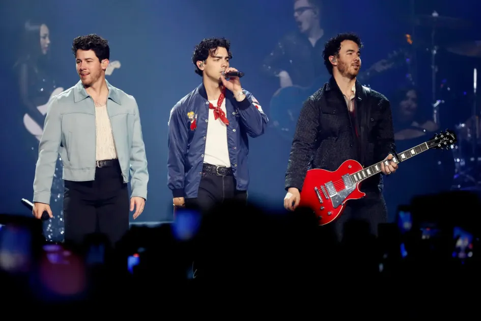 Los cantantes Nick (izq.), Joe (der.) y Kevin Jonas, integrantes de la banda Jonas Brothers. 