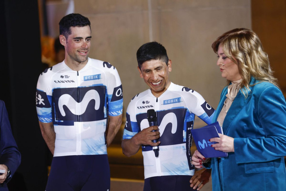 El ciclista colombiano Nairo Quintana (centro) responde a una pregunta durante la presentación del equipo Movistar de ciclismo para la temporada 2025.