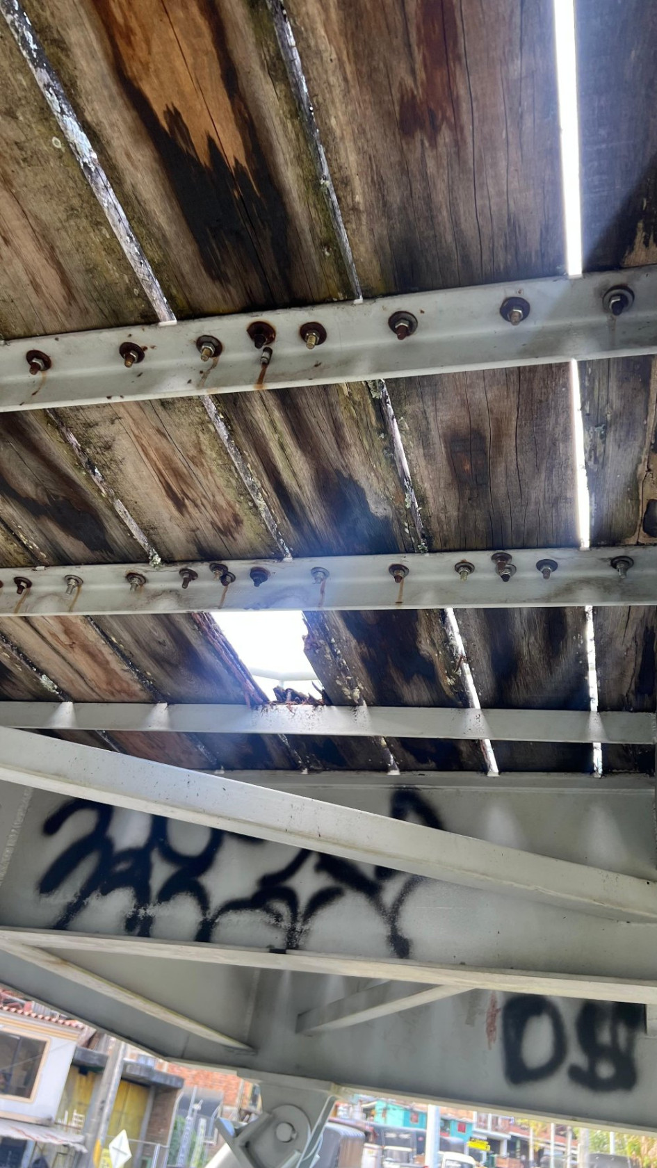 El puente peatonal que va sobre la troncal de occidente en Anserma está cada vez más deteriorado. Debido a su estado, las personas prefieren correr el riesgo de cruzar por la carretera. El alcalde ha solicitado al Invías, su retiro.