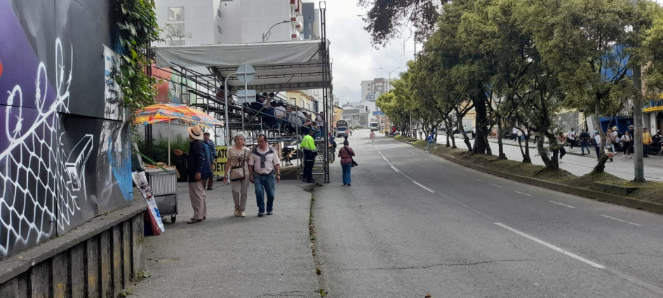 Una mujer cruza frente al palco ubicado en la antigua sede de Bavaria, sobre la avenida Santander, momentos antes de que pase el desfile de las Carretas del Rocío de la Feria de Manizales.