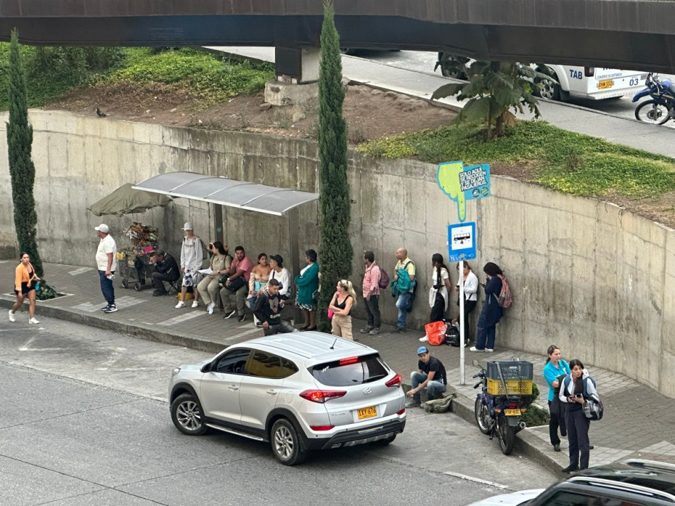 Empresa de transporte entre Manizales y Neira les solicita a las alcaldías un permiso en el paradero metropolitano para mejorar la experiencia de los pasajeros. En la foto, la fila en el otro paradero, ubicado en el Centro Comercial Fundadores, en la tarde del pasado lunes (27 de enero).
