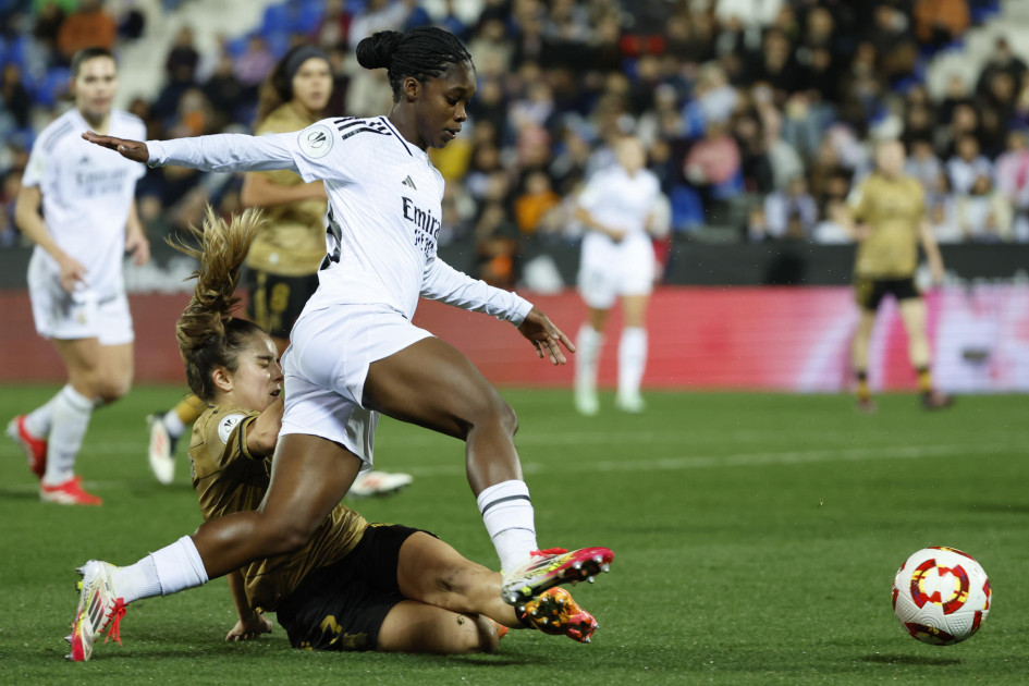 La delantera colombiana del Real Madrid Linda Caicedo durante el partido de semifinal de la Supercopa contra la Real Sociedad, este jueves en el estadio Municipal Butarque en Leganés (Madrid).