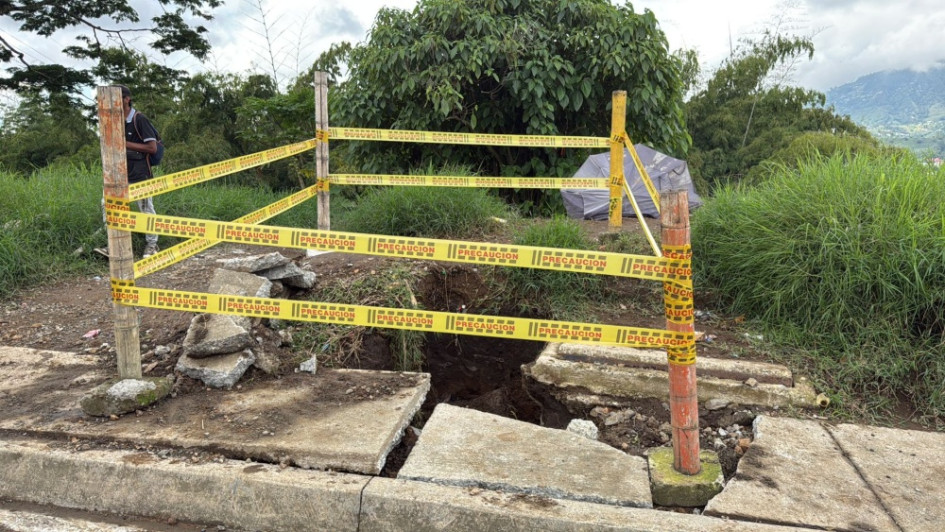 La rotura del tubo de alta densidad en el barrio La Soledad de Dosquebradas, afectó a 5 viviendas. 