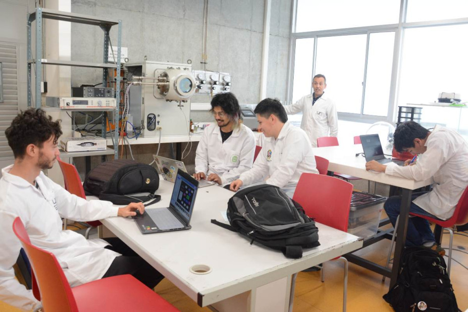 Estudiantes de la Universidad Nacional sede Manizales en el laboratorio de Innterfaz.