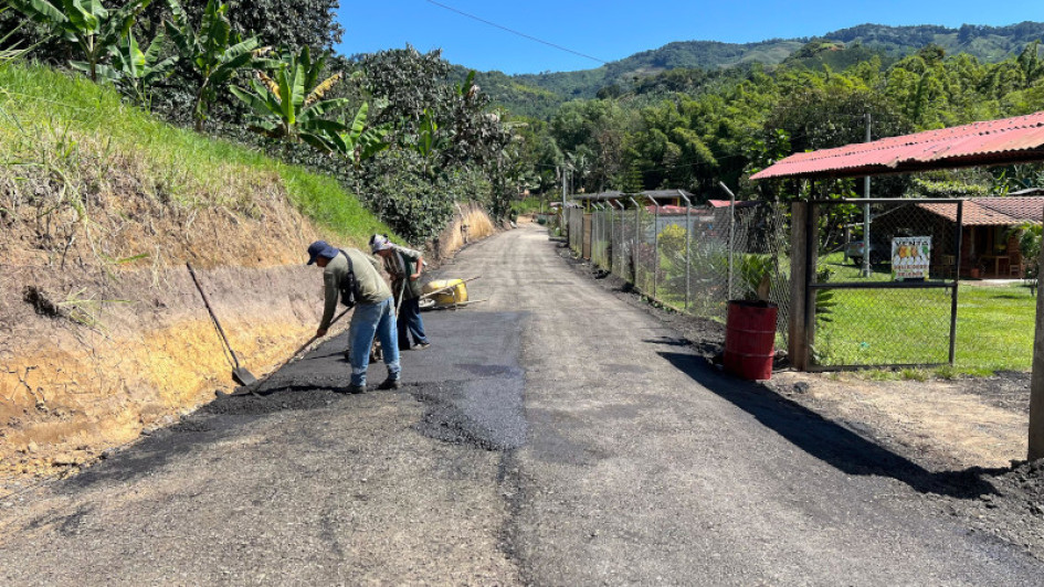 Obreros mientras intervienen la vía.