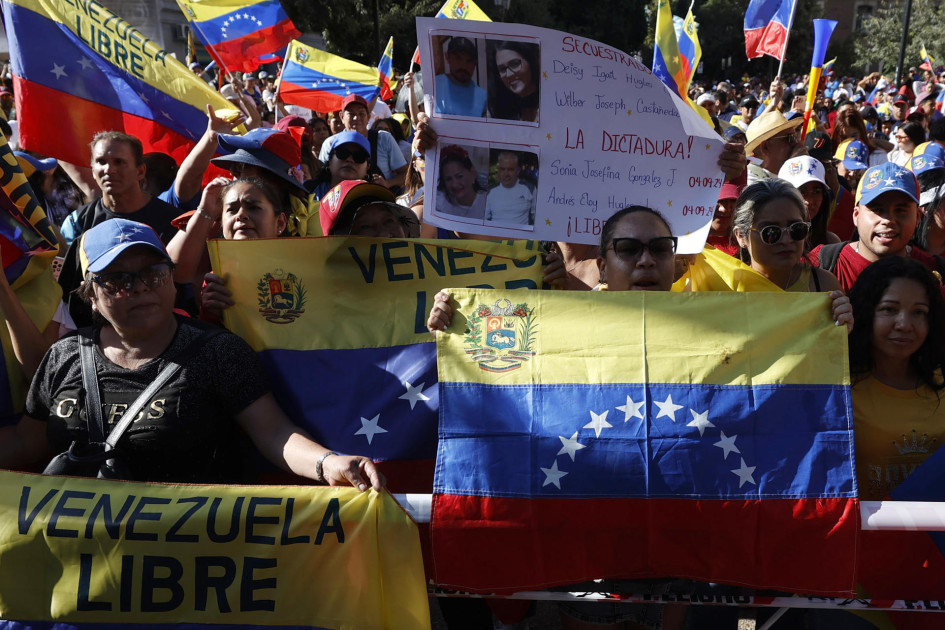 Venezolanos opositores participan de una manifestación en apoyo a la líder antichavista María Corina Machado y al líder opositor Edmundo González este jueves, en Santiago (Chile).