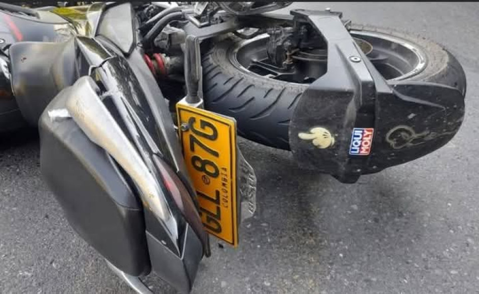 La moto en la que iba el afectado. Fotos del Informador de Occidente