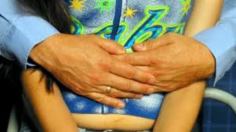 El señalado es el suegro de la madre de la niña, y habría aprovechado que estaban solos para hacerle tocamientos.