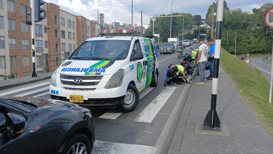 Una motociclista resultó lesionada tras colisionar con un carro particular en La Fuente.