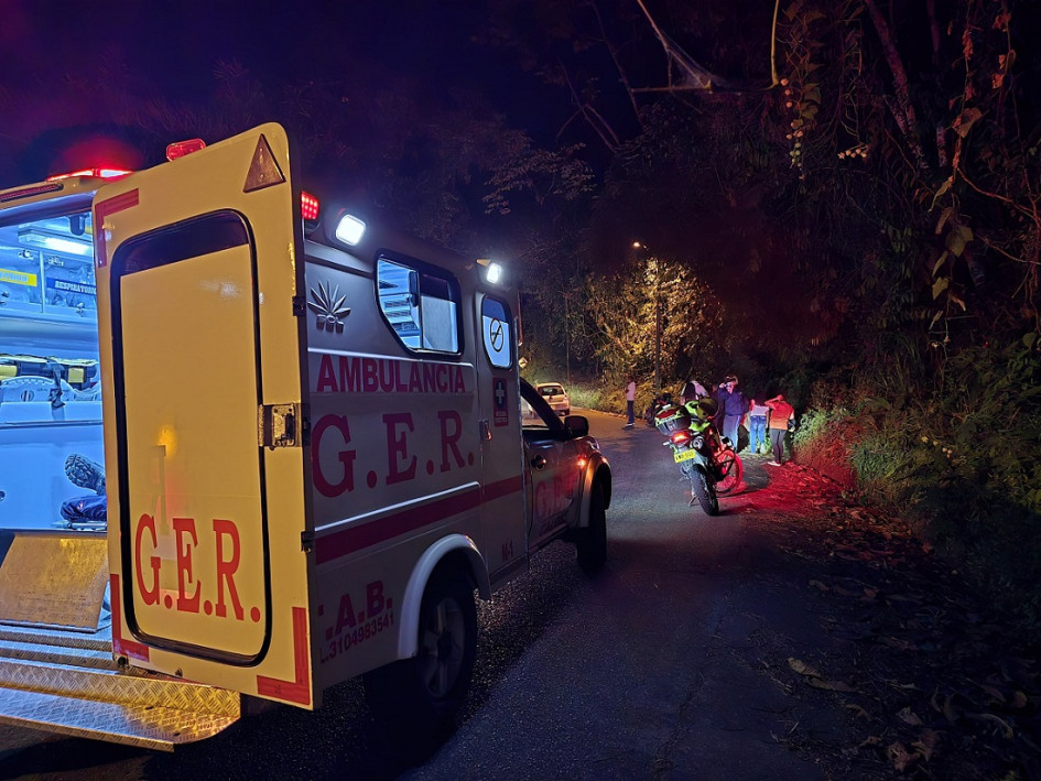 El motociclista habría resbalado en su vehículo y sufrió lesiones en la parte izquierda del cuerpo.