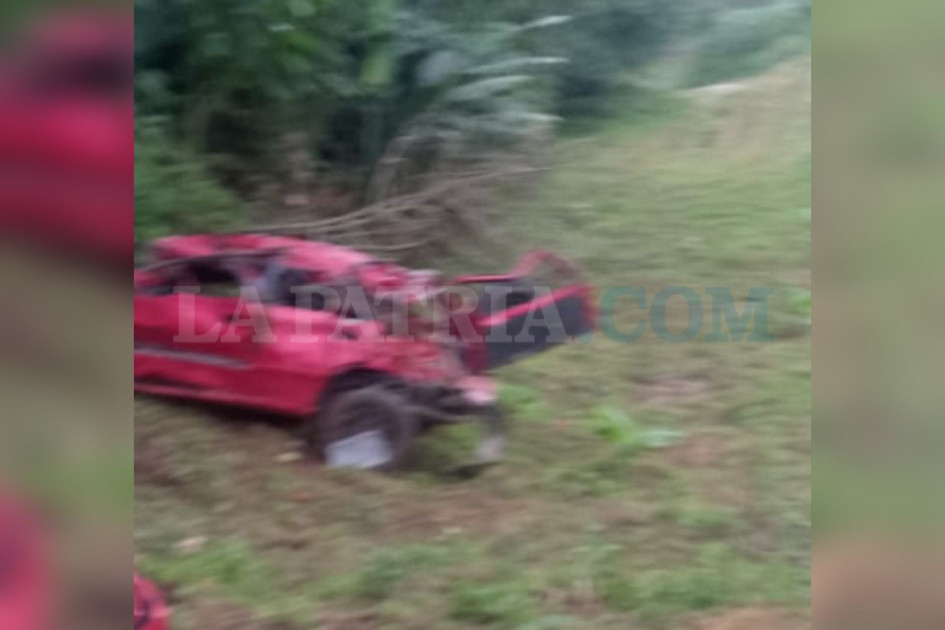 El vehículo que se accidentó este viernes en la Troncal de Occidente en Anserma.