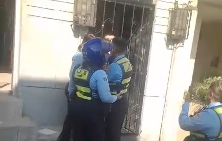 Los agentes de tránsito acusaron a un ciudadano de golpear en la cara a una funcionaria