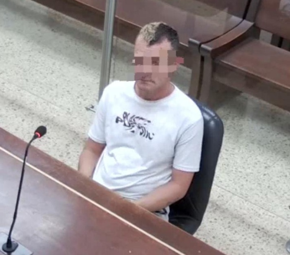 Juan Carlos habría agredido a la auxiliar que le pidió calmarse. Generó el desorden en San Antonio.