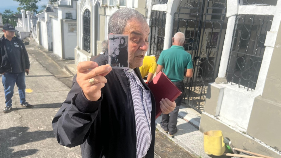 El sacerdote Iván Restrepo exhibe en su mano una fotografía de Rosa García, Rosita La Santa.En Anserma la historia de Carmen Rosa García Marín, conocida popularmente en este municipio como "Rosita La Santa", sigue dando de que hablar. Esta mujer falleció en 1972 y dedicó buena parte de su vida a la oración. Quienes la conocieron le reconocen que era piadosa, tanto que después de fallecida no han faltado personas que se volvieron sus devotas y le atribuyen milagros.  El pasado 27 de diciembre cundió la espec