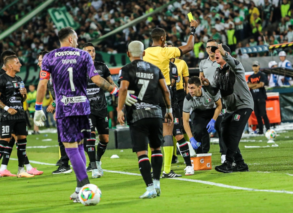 Hernán Darío Herrera, técnico del Once Caldas, fue amonestado en el primer tiempo del partido ante Atlético Nacional por protestar decisiones arbitrales.