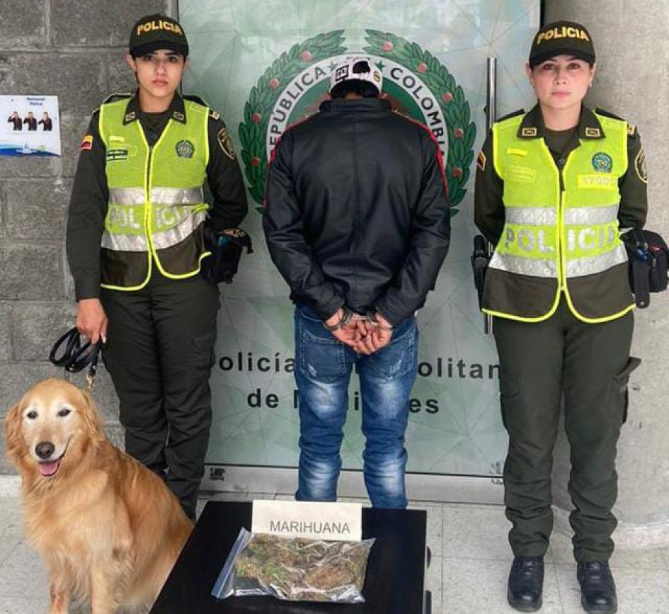 La perra especializada en narcóticos dio un aviso a las uniformadas sobre el paquete sospechoso.