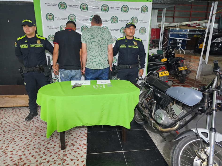 Los dos capturados intentaron esconder la droga que transportaban.