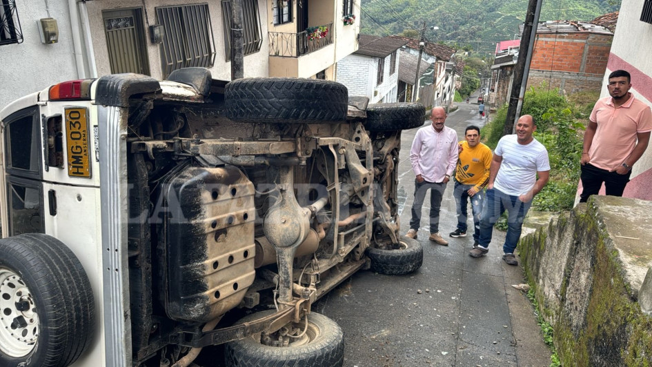 Así quedó el carro que se volcó en una falda de Anserma (Caldas).