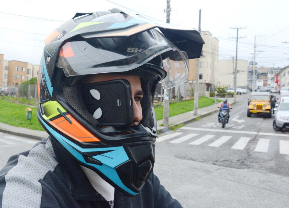 El celular dentro del casco, además de incómodo para manejar, es peligroso porque el conductor se distrae y aumenta el riesgo de siniestros de tránsito.
