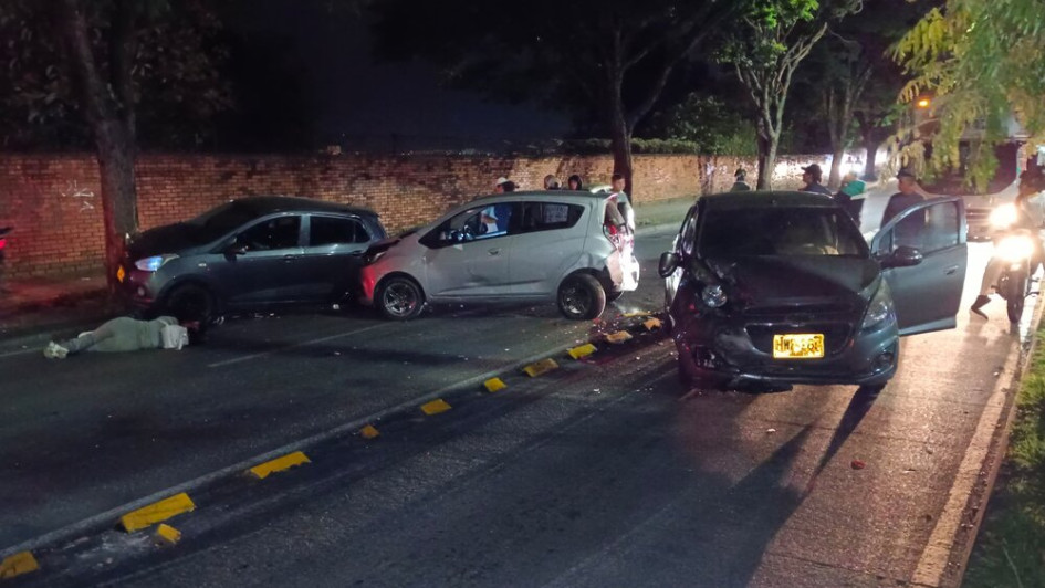 Por lo menos tres carros se chocaron en la vía que comunica a Cuba con el centro de Pereira