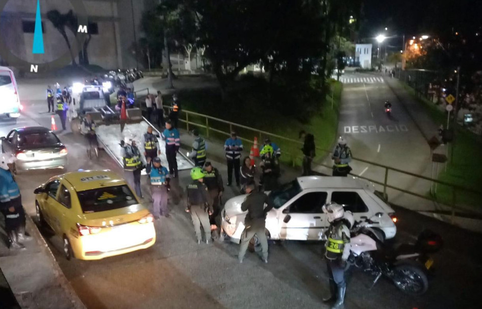 El conductor se metió debajo del carro para intentar evitar el procedimiento de las autoridades.