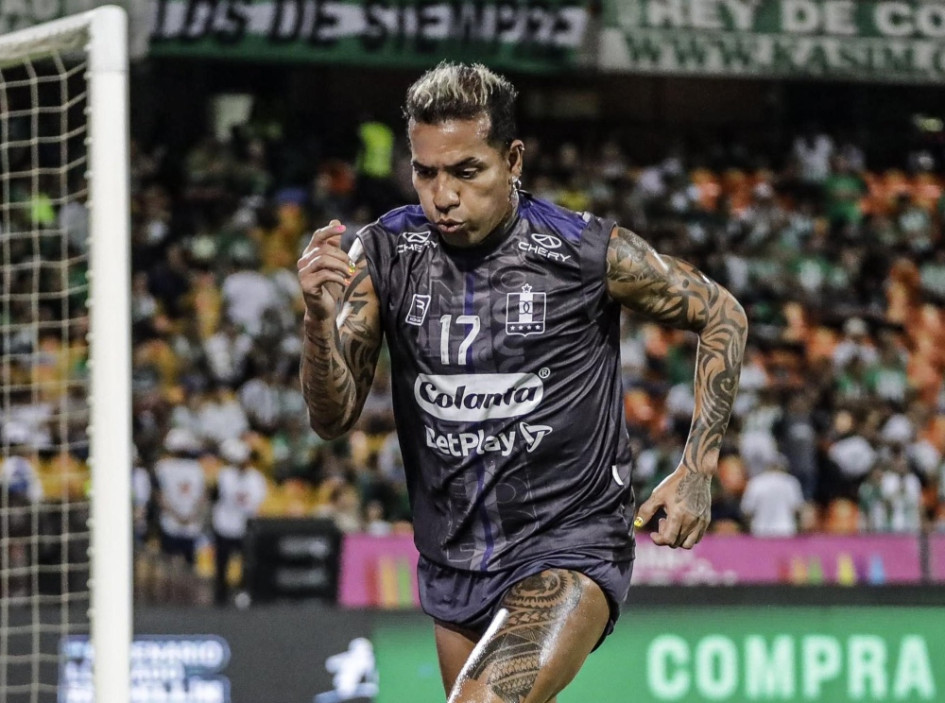 El goledador Dayro Moreno en el calentamiento del Once Caldas antes del partido con Atlético Nacional.