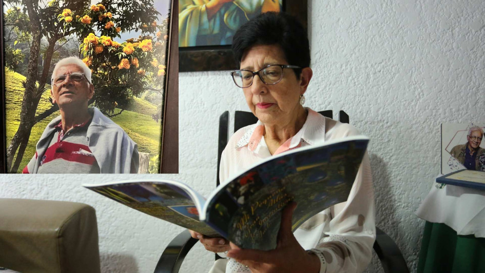 Martha Lucía Londoño, sostiene el libro de su esposo, Jorge Sánchez Ramírez.
