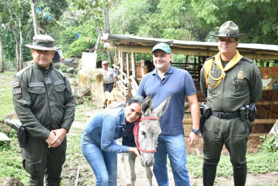El burro Mediana, junto a su dueña, Sandra Leal. 