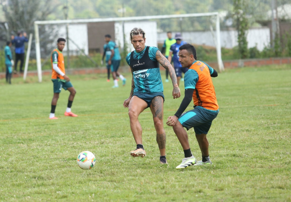 Dayro Moreno e Iván Rojas en el entrenamiento de este martes (28 de enero) del Once Caldas en el Seminario Mayor. El equipo tiene 8.500 abonados que ya están listos para asistir al debut de local el sábado en Palogrande ante Fortaleza.