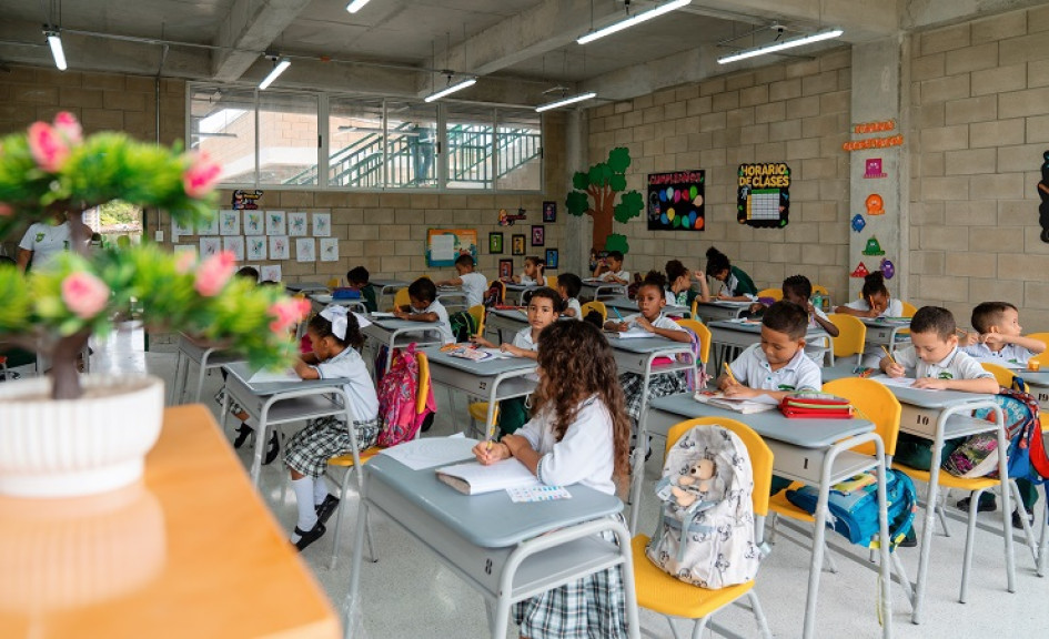 Seis mil estudiantes de Caldas regresaron a clases estrenando mobiliario.