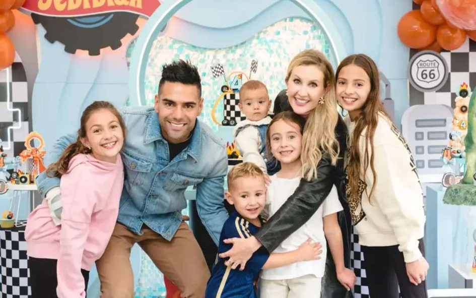 Radamel Falcao posa junto a su esposa, Lorlei Tarón, e hijos. 