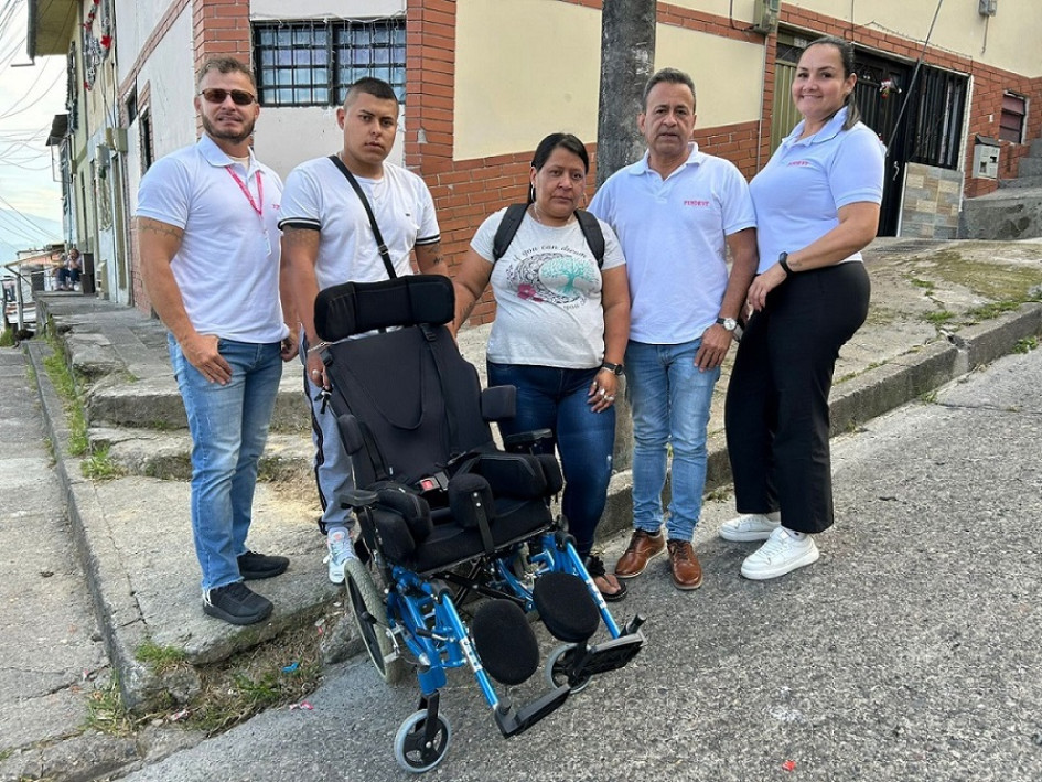 Una benefactora decidió donar una silla para una niña que la requería.