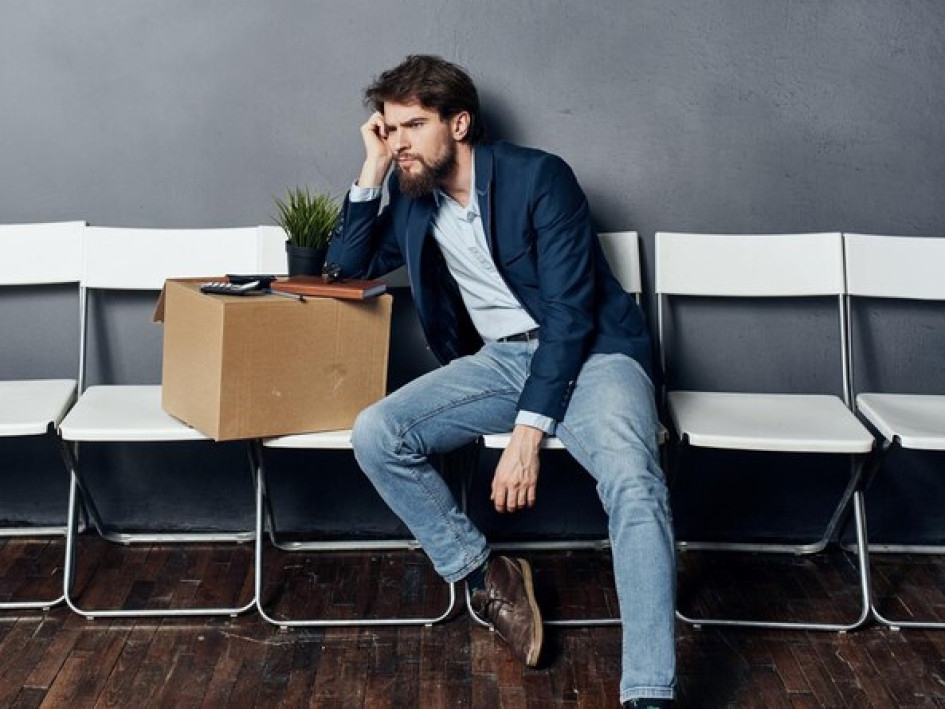 hombre-cosas-caja-sienta-silla-esperando-descontento-foto-alta-calidad_163305-234947