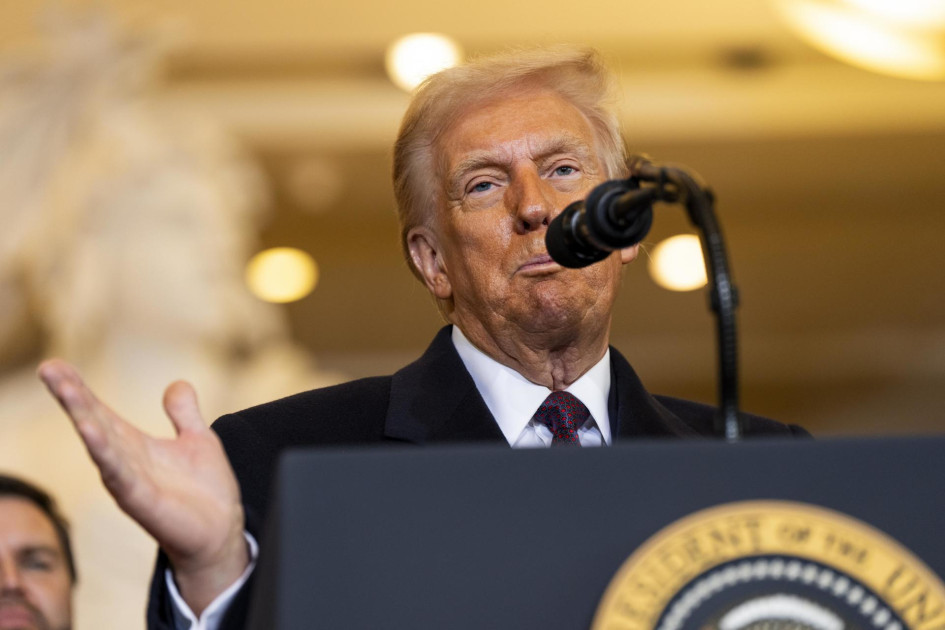 El presidente Donald Trump se dirige a invitados y simpatizantes en una sala desbordada del Salón de la Emancipación del Capitolio de los Estados Unidos para su ceremonia de inauguración en Washington, D.C., el lunes 20 de enero de 2025.