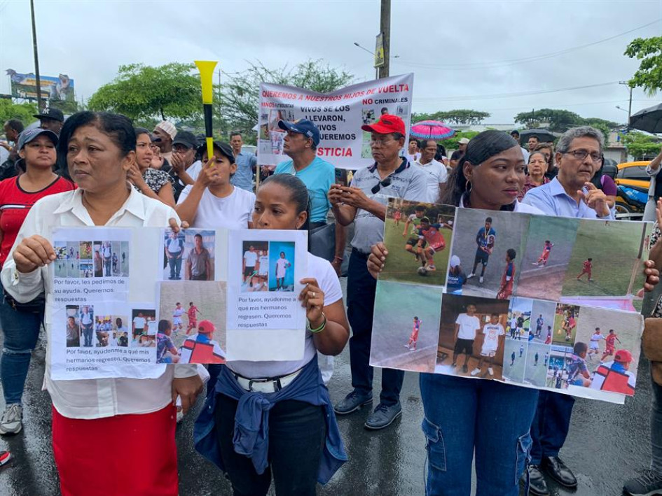 Familiares de los cuatro menores ecuatorianos desaparecidos sostuvieron carteles durante un plantón en los exteriores de la Fiscalía de Guayaquil el martes 31 de diciembre, en Guayaquil (Ecuador).