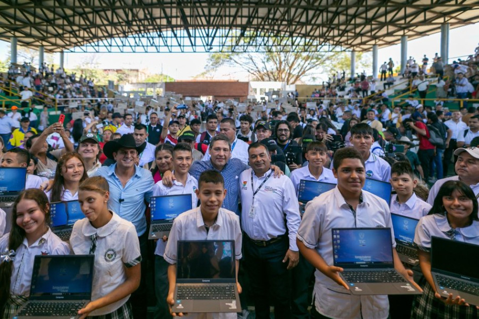Mauricio Lizcano, saliente ministro de las TIC, entregó esta semana computadores en Casanare. 