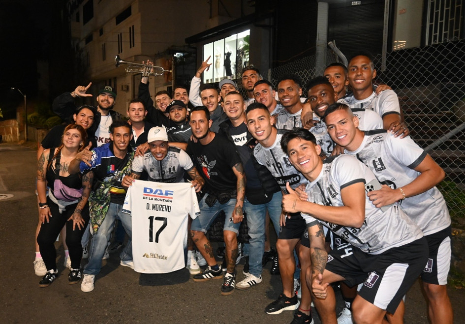 Los jugadores del Once Caldas recibieron a un grupo de hinchas que llegaron al hotel en Medellín, antes del partido con Atlético Nacional.