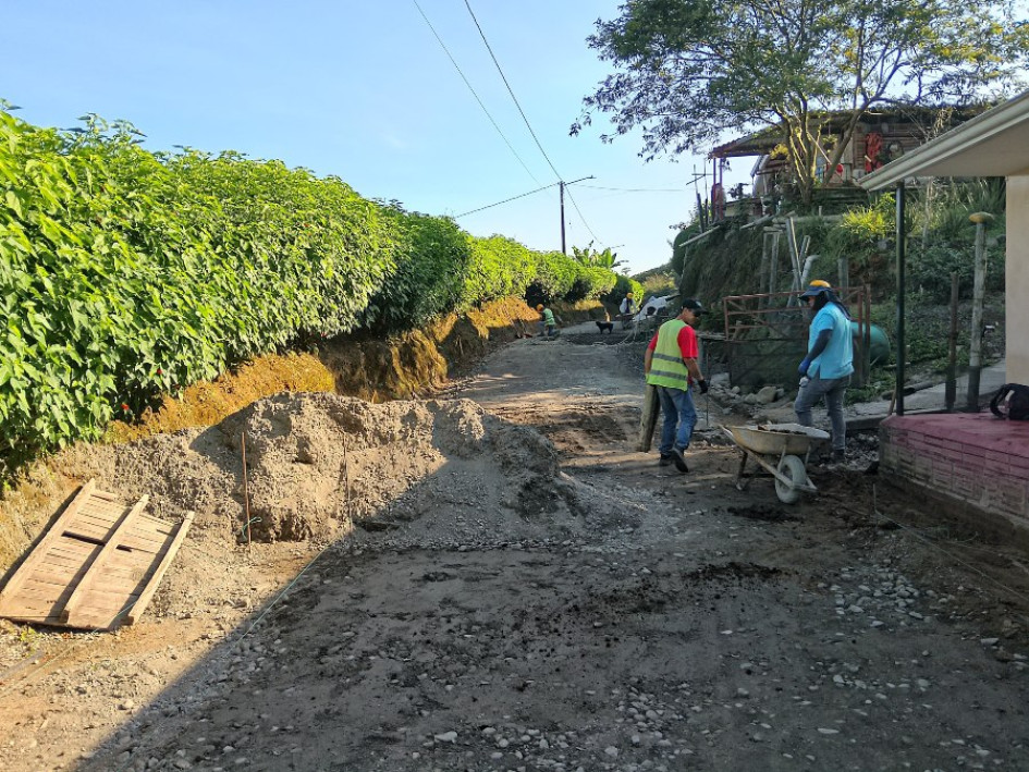 Este lunes (13 de enero)  retomaron los trabajos de una placa huella entre la vereda Alto de La Mina y La Quiebra de El Naranjal de Chinchiná.