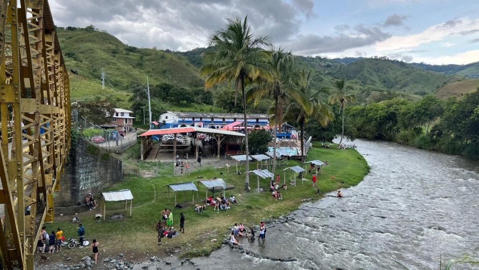 En la vereda hay espacios para cocinar y disfrutar los sancochos. El río está en medio de Caldas y Risaralda. La 'sancochada' es tradición en cada Año Nuevo.