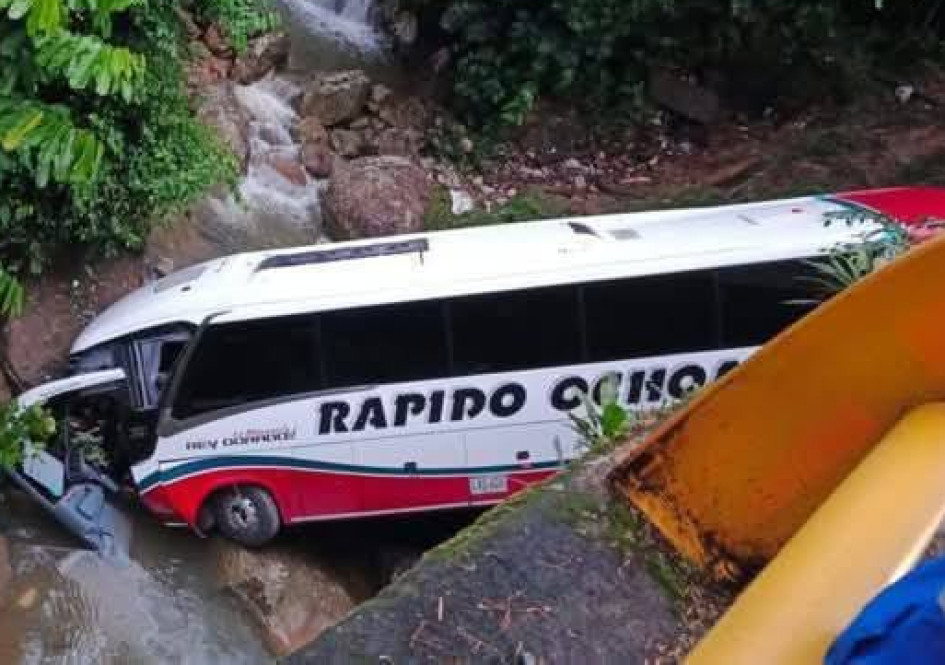 Este es el bus que se fue al abismo en la Autopista Medellín - Bogotá.