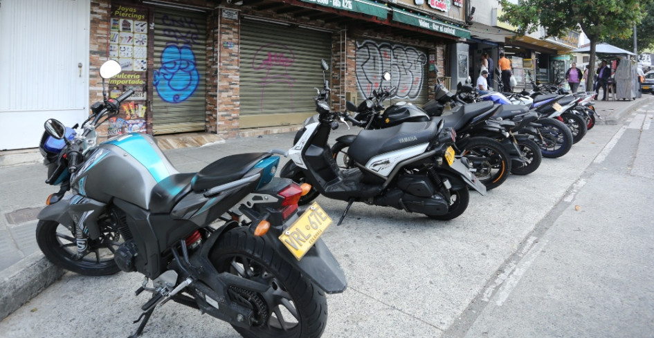 El SOAT (Seguro Obligatorio de Accidentes de Tránsito) es fundamental para la seguridad vial en Colombia, especialmente para los motociclistas.