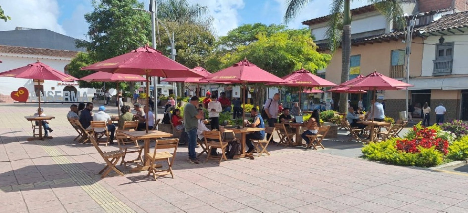 Parasoles instalados con sillas en la Plaza de Robledo en el municipio de Anserma (Caldas)