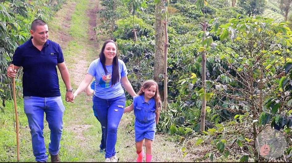 Ángela Gutiérrez Isaza, delegada por el norte de Caldas, es de la vereda El Escobal del corregimiento San Bartolomé, de Pácora. En la foto con sus hijos, María Clara y Maximiliano.