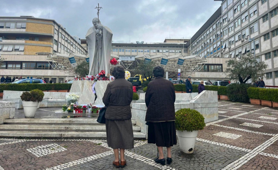 Religiosos de todas las órdenes rezan por el Papa