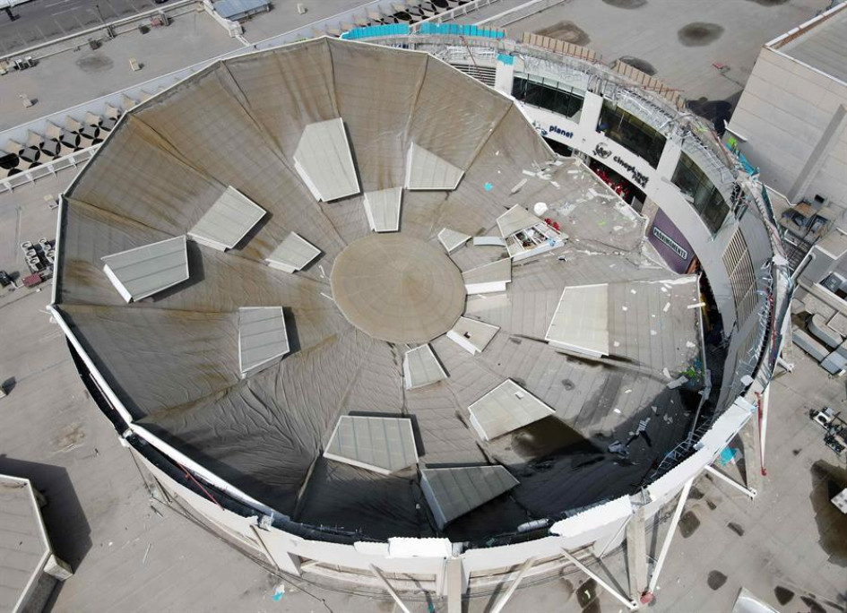Fotografía aérea del techo colapsado del comercial Real Plaza este sábado, en Trujillo (Perú). 