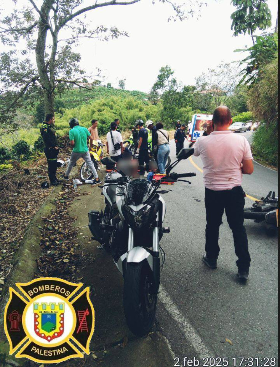 El accidente entre dos motos. Fotos de Bomberos.