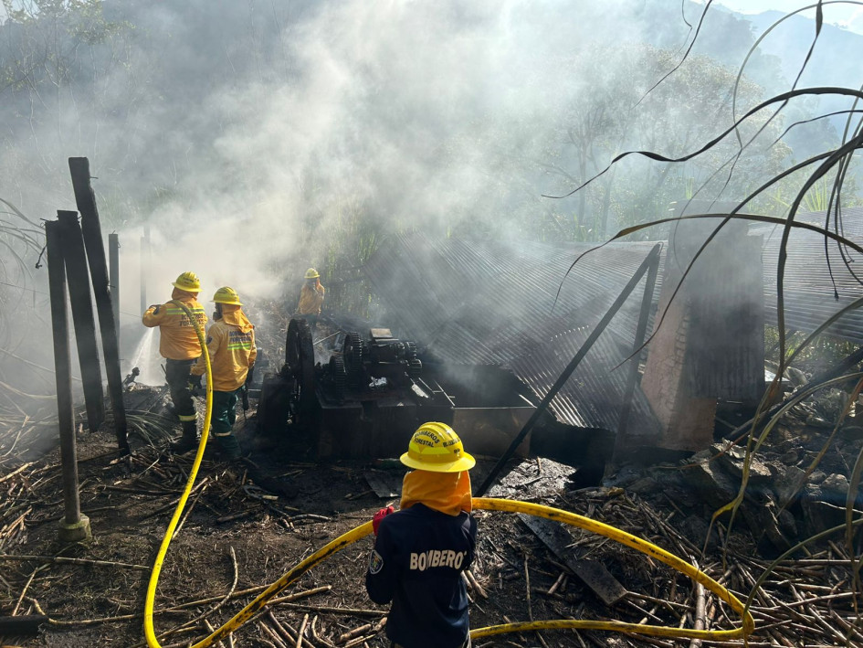 Bomberos atendió la emergencia. Fotos de los socorristas.