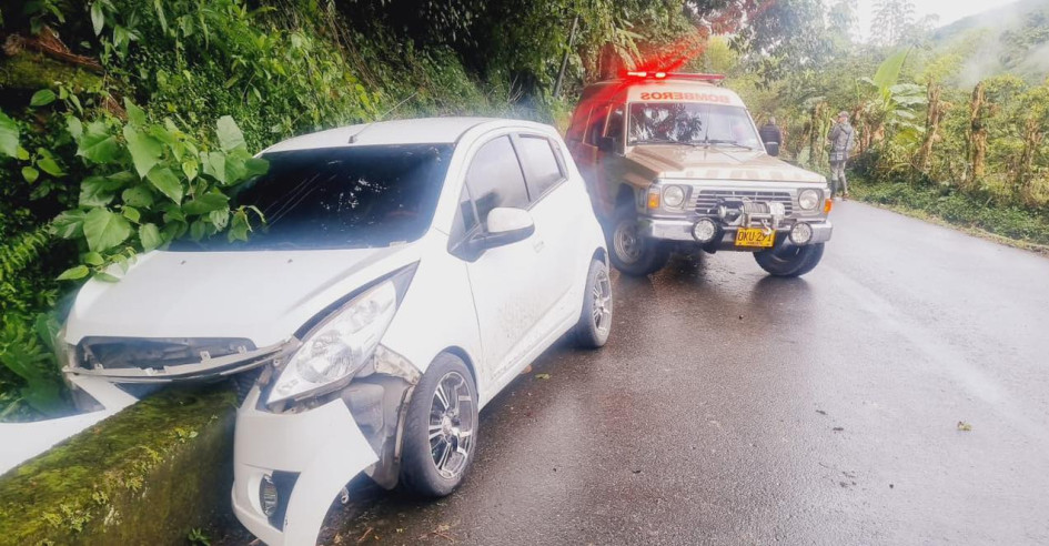 El vehículo chocó contra esta obra. Fotos de Bomberos.