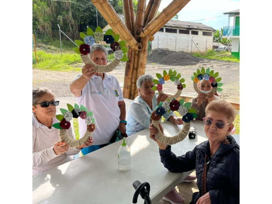 Adultos mayores de San José asistieron a un día de arte y diversión. 