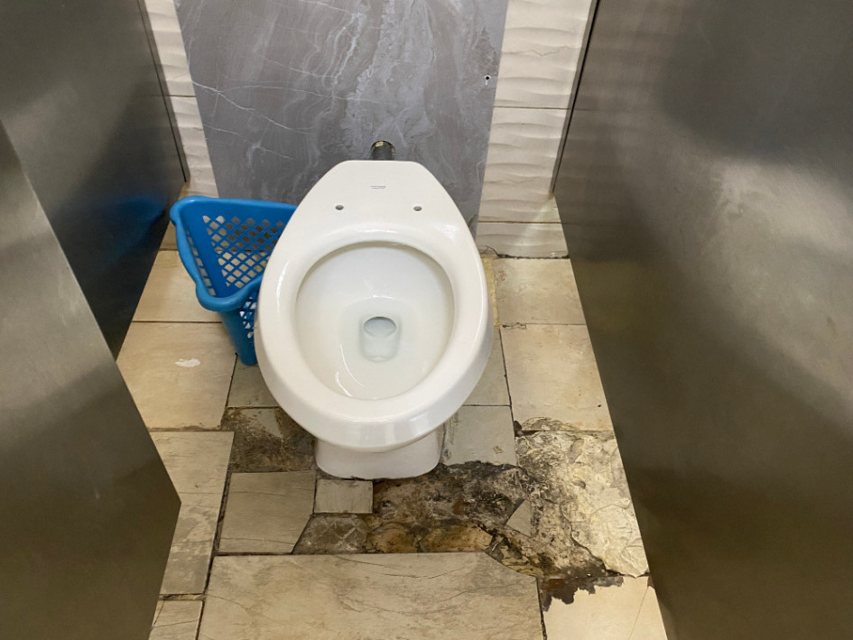 Este es el cubículo del baño de la Terminal de Transportes de Manizales cuyo suelo está dañado.